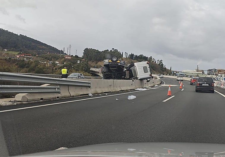 Herido tras volcar su camión en el viaducto de Ontón